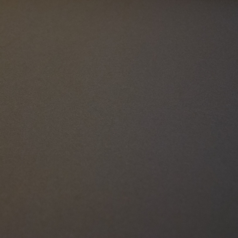 DARK CHOCOLATE FOR FOOD GMUND Feuille de papier Gmund Dark Chocolate For Food 300 g/m², brun chocolat, certifié alimentaire. Idéal pour menus et packagings gourmands.